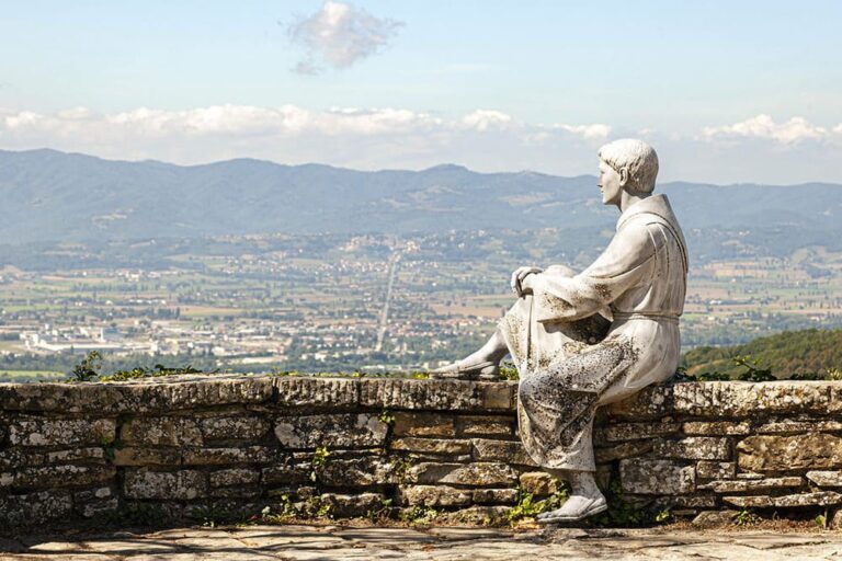 L'Eremo di Montecasale, vicino a Sansepolcro, è un antico luogo francescano immerso nel verde, noto per la sua spiritualità e tranquillità.